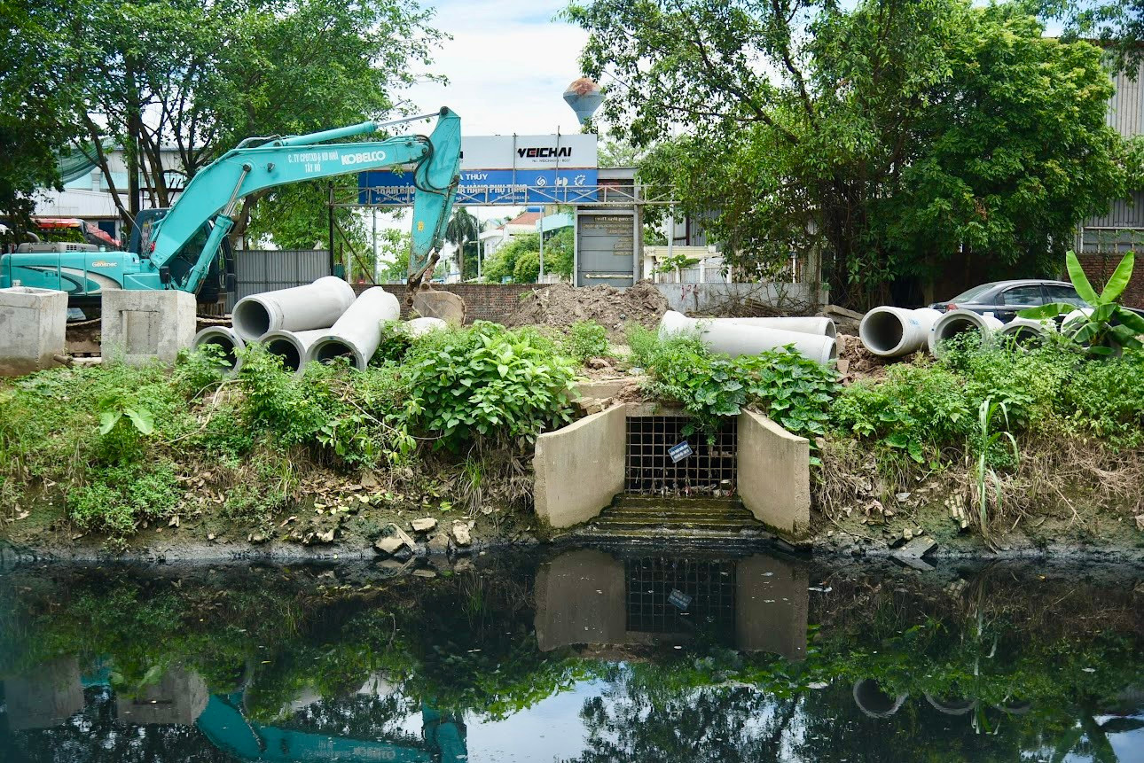 Hệ thống kênh Bắc Hưng Hải tiếp nhận nhiều nguồn nước thải xả trực tiếp. Ảnh: Trọng Tài.