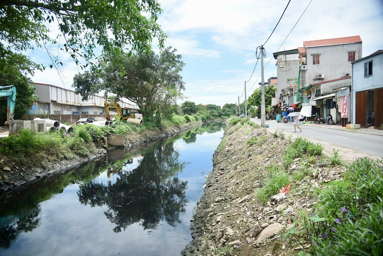 Tình trạng ô nhiễm hệ thống thuỷ lợi Bắc Hưng Hải kéo dài trong nhiều năm qua. Ảnh: Trọng Tài.