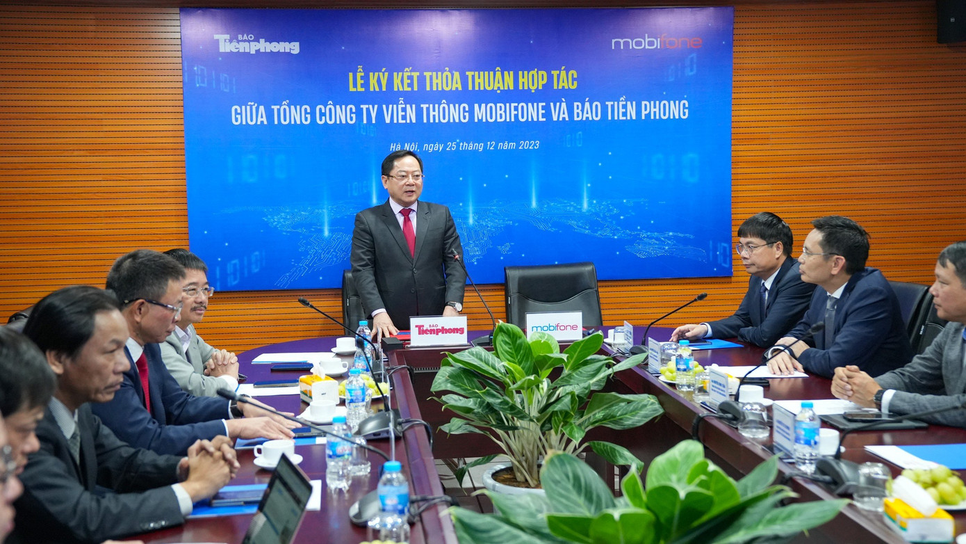 Nhà báo Lê Xuân Sơn - Tổng Biên tập Báo Tiền Phong - phát biểu tại lễ ký kết. Ảnh: Duy Phạm.