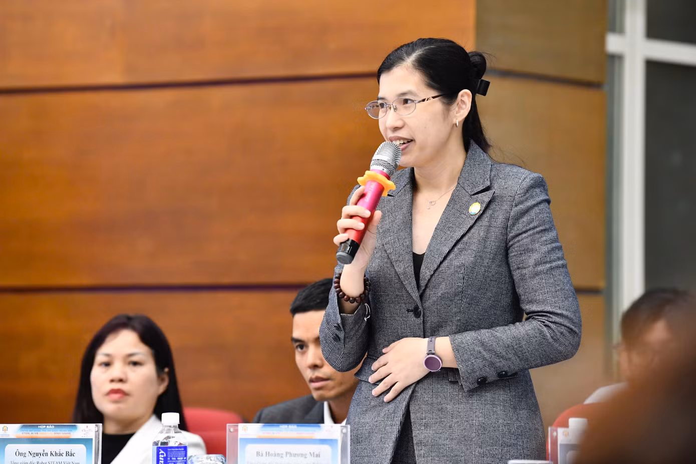 Bà Hoàng Phương Mai, Giám đốc Vận hành Tập đoàn Hanoi Telecom đồng thời là Tổng Giám đốc Học viện Công nghệ Tekmonk, đơn vị tổ chức giải đấu Tekmonk cho biết sẽ đồng hành, hỗ trợ học sinh thi đấu. Bà Hoàng Phương Mai, Giám đốc Vận hành Tập đoàn Hanoi Telecom đồng thời là Tổng Giám đốc Học viện Công nghệ Tekmonk, đơn vị tổ chức giải đấu Tekmonk cho biết sẽ đồng hành, hỗ trợ học sinh thi đấu.