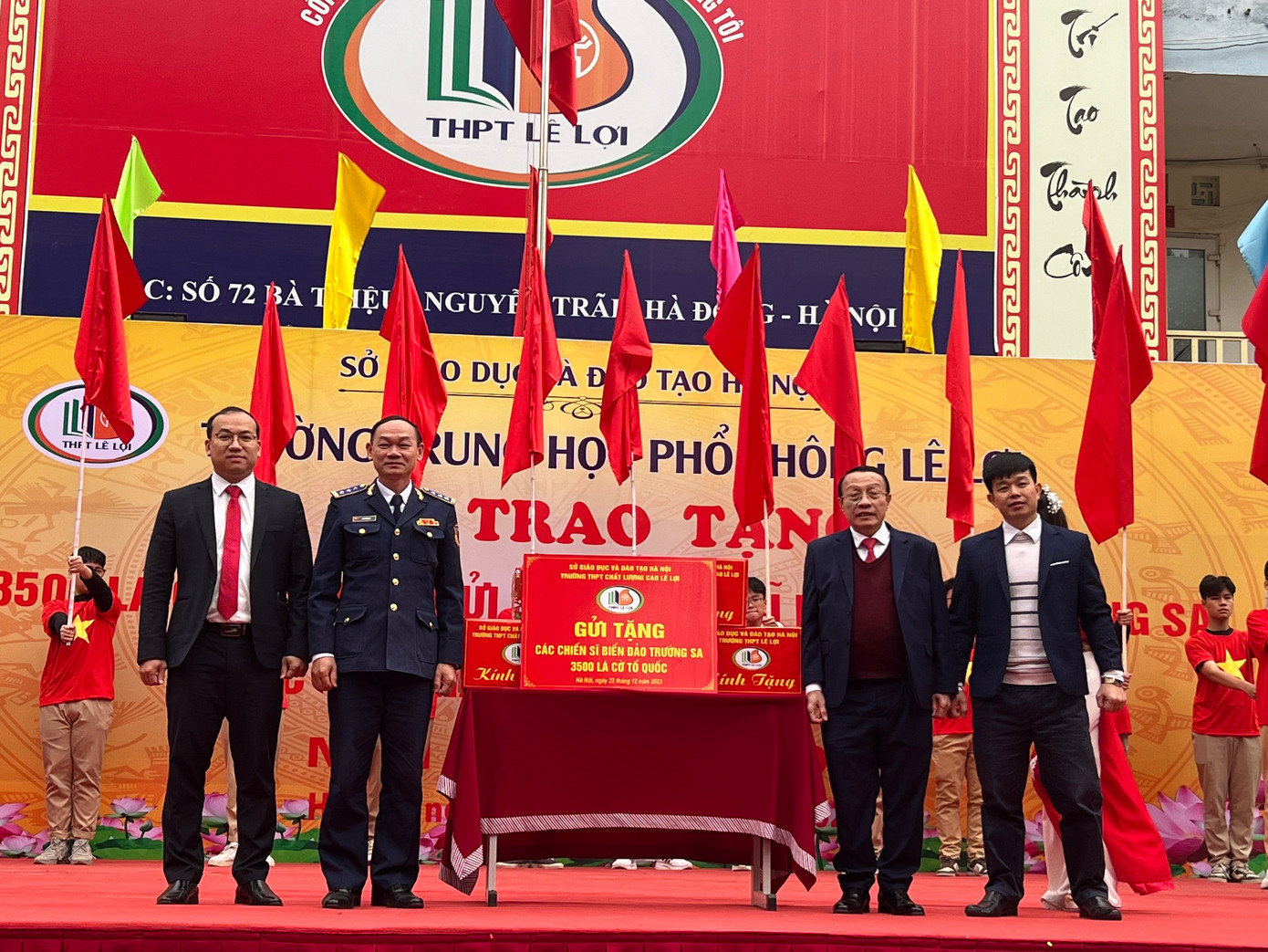 Đại diện Trường THPT Lê Lợi gửi tặng 3.500 lá cờ Tổ quốc tới các chiến sĩ biển đảo Trường Sa.