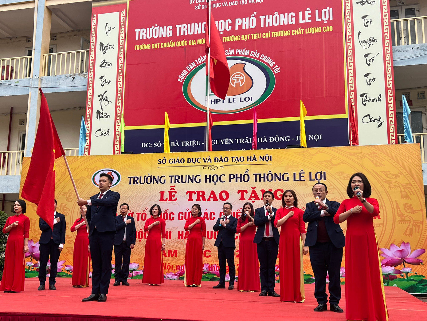 Thầy cô cũng thi hát Quốc ca.