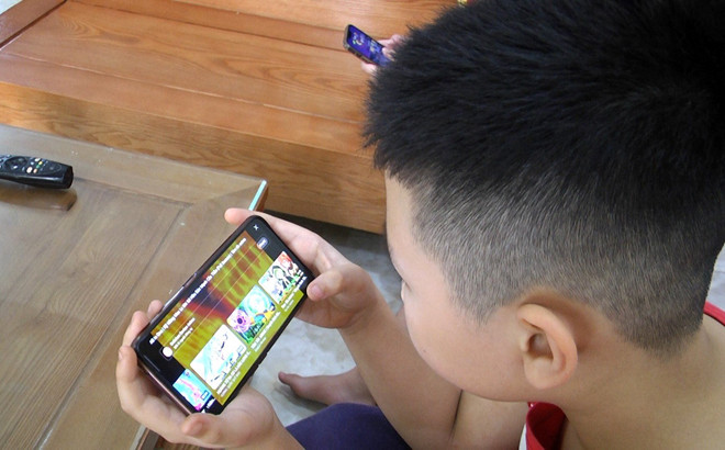 Trẻ làm bạn với tivi, điện thoại là nỗi lo của bố mẹ.