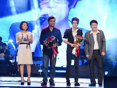 Với tỉ lệ cách biệt, 'Nơi tình yêu bắt đầu' vẫn xuất sắc giành giải thưởng Bài Hát Yêu Thích tháng 3. Nhạc sĩ Tiến Minh và ca sĩ Bùi Anh Tuấn đã lên sân khấu nhận Cúp và phần thưởng của chương trình