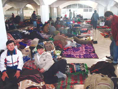 Đổ dồn về sân bay sau chuyến chạy loạn mệt mỏi. Ảnh: Đình Thắng. Đổ dồn về sân bay sau chuyến chạy loạn mệt mỏi Ảnh: Đình Thắng