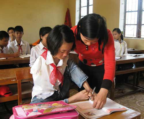 Ở lớp, Thắm được giáo viên tận tình hướng dẫn học bài