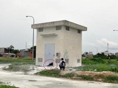 Tủ điện nơi người nhặt ve chai phát hiện xác chết (Ảnh: Phạm Nguyễn). Tủ điện nơi người nhặt ve chai phát hiện xác chết (Ảnh: Phạm Nguyễn)