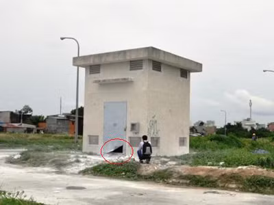  Tủ điện nơi người nhặt ve chai phát hiện xác chết (Ảnh: Phạm Nguyễn)