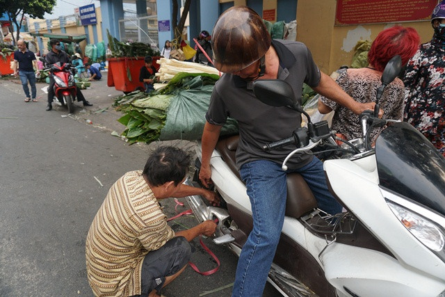 120.000 đồng một bó lá dong bán vỉa hè Sài Gòn ảnh 18
