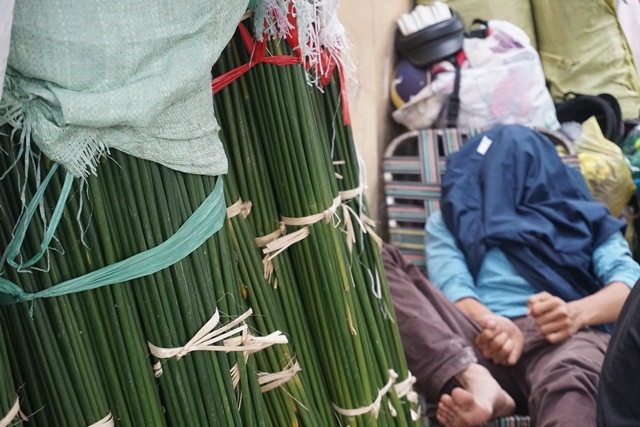 120.000 đồng một bó lá dong bán vỉa hè Sài Gòn ảnh 19