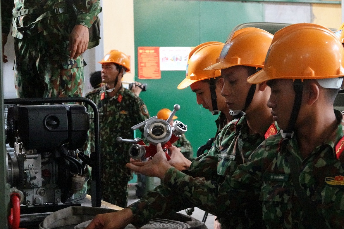 Nhà xưởng công ty Rạng Đông cháy do chập điện bóng đèn ảnh 28