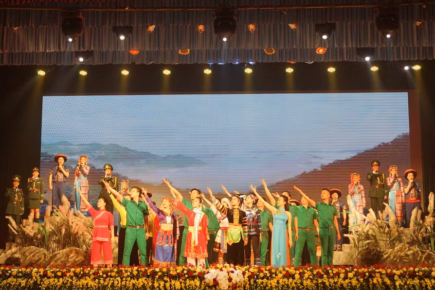 Chủ tịch Quốc hội: 'Biên cương Tổ quốc là bất khả xâm phạm' ảnh 7