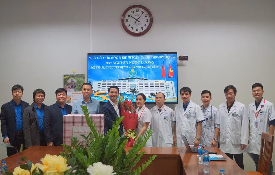 Trung ương Đoàn thăm, chúc Tết Bệnh viện Nhi Trung ương và EVN Hà Nội ảnh 2