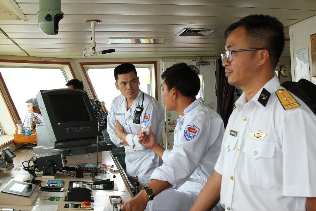 Sử dụng 5 tời chuyên dụng kéo tàu cá lên khỏi đáy biển ảnh 4