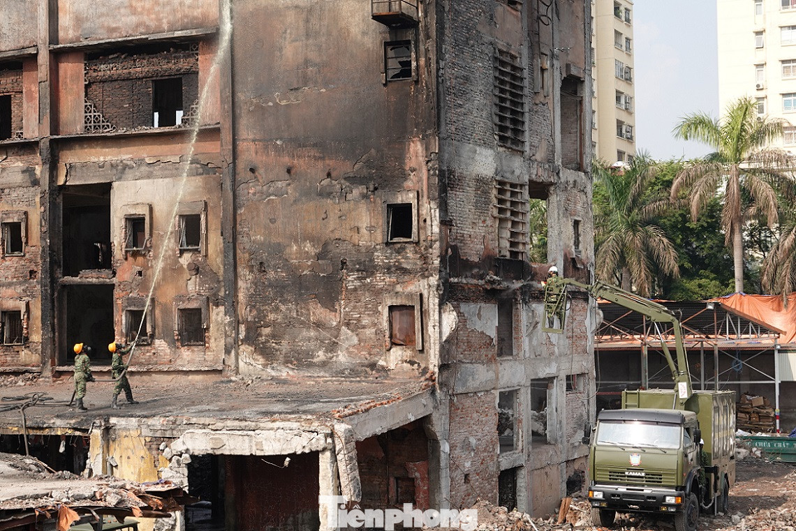 Cận cảnh bộ đội dùng súng phun hóa chất để tẩy độc Rạng Đông ảnh 10