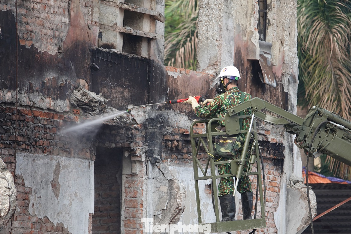 Cận cảnh bộ đội dùng súng phun hóa chất để tẩy độc Rạng Đông ảnh 7