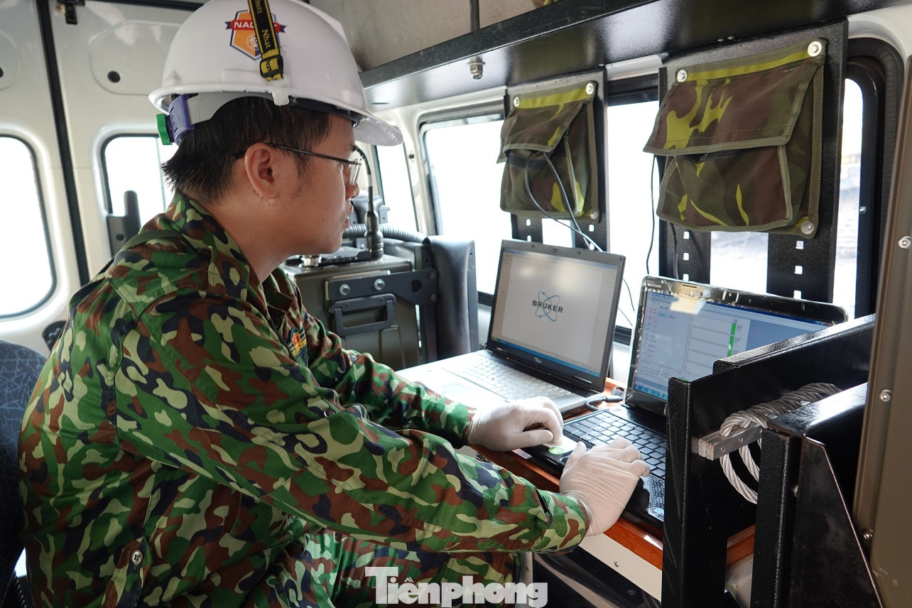 Cận cảnh bộ đội dùng súng phun hóa chất để tẩy độc Rạng Đông ảnh 12