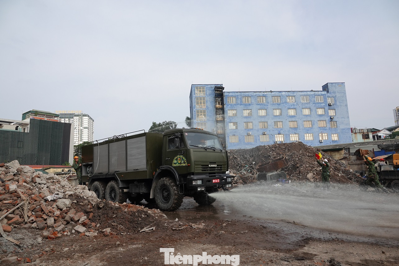 Cận cảnh bộ đội dùng súng phun hóa chất để tẩy độc Rạng Đông ảnh 4