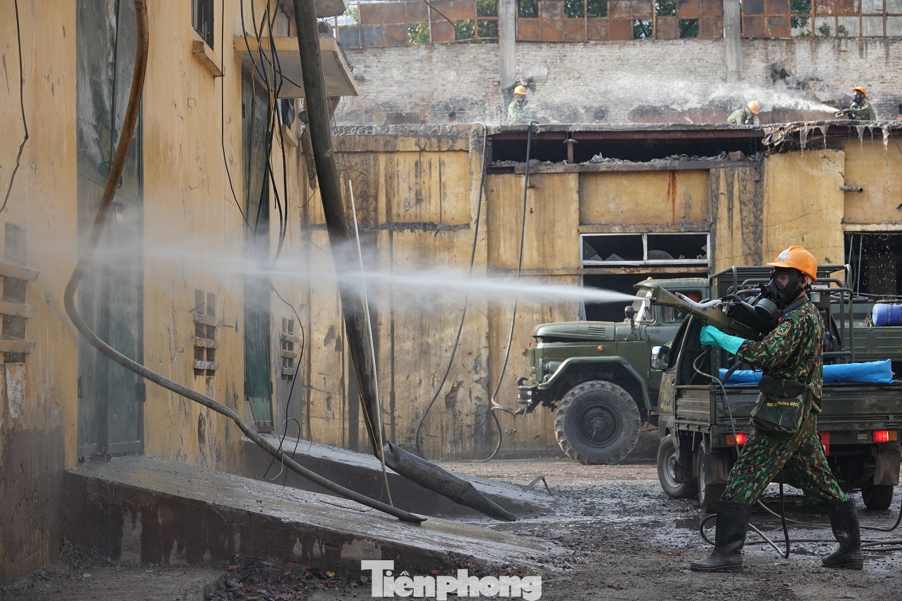 Cận cảnh bộ đội dùng súng phun hóa chất để tẩy độc Rạng Đông ảnh 3