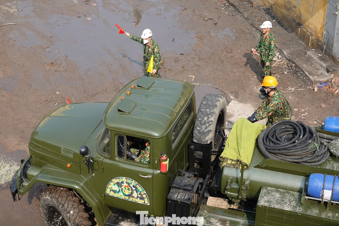 Cận cảnh bộ đội dùng súng phun hóa chất để tẩy độc Rạng Đông ảnh 5