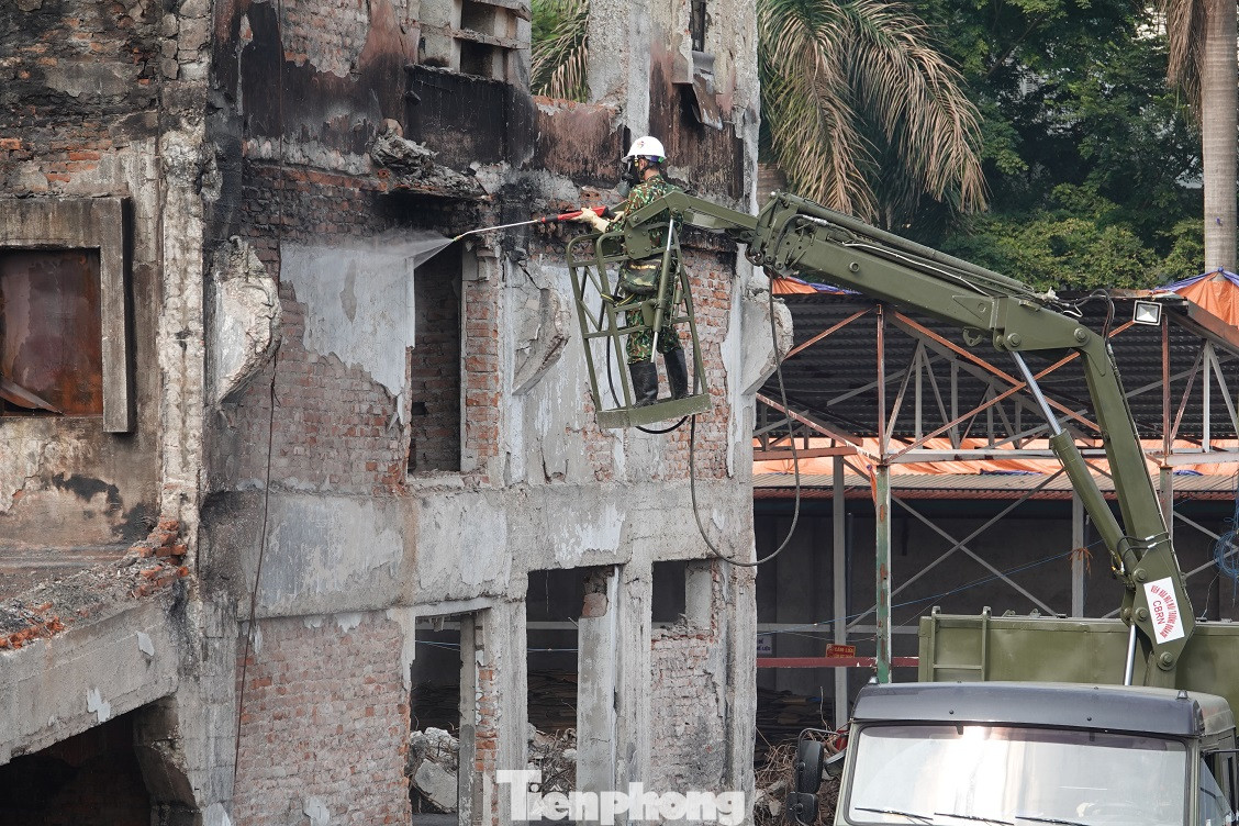 Cận cảnh bộ đội dùng súng phun hóa chất để tẩy độc Rạng Đông ảnh 8