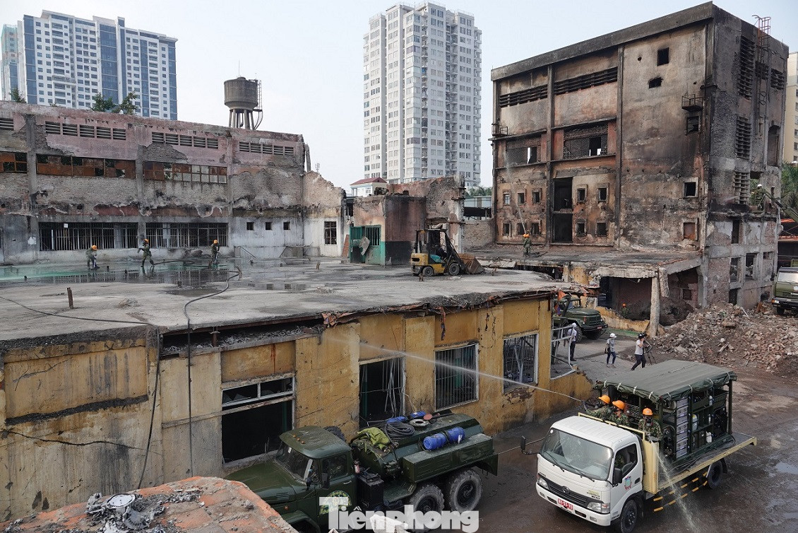 Cận cảnh bộ đội dùng súng phun hóa chất để tẩy độc Rạng Đông ảnh 1