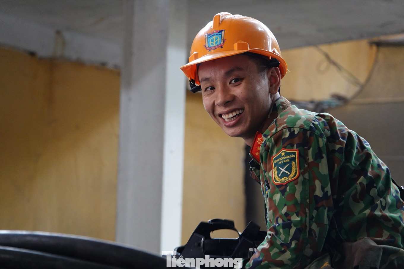 Cận cảnh bộ đội dùng súng phun hóa chất để tẩy độc Rạng Đông ảnh 13