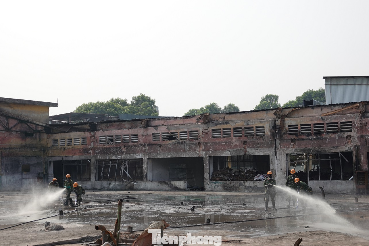 Cận cảnh bộ đội dùng súng phun hóa chất để tẩy độc Rạng Đông ảnh 9