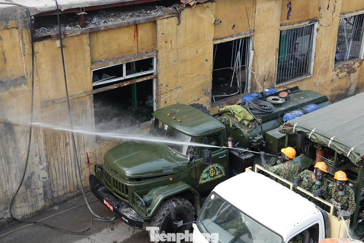 Cận cảnh bộ đội dùng súng phun hóa chất để tẩy độc Rạng Đông ảnh 11
