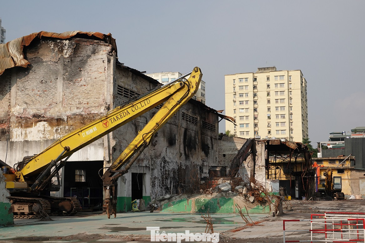 Cận cảnh bộ đội dùng súng phun hóa chất để tẩy độc Rạng Đông ảnh 14