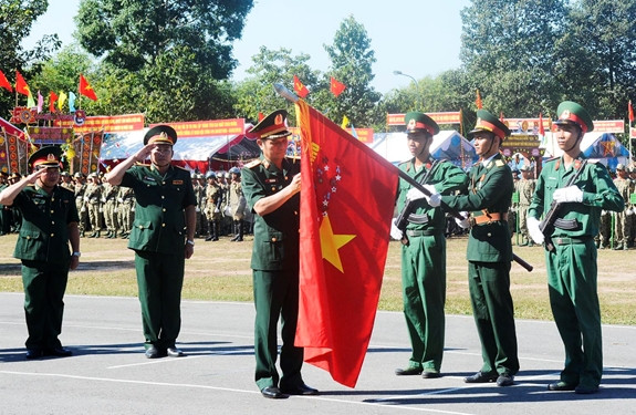 Đặc công bộ trình diễn khẩu lôi công, song nhãn đả ngân thương ảnh 1