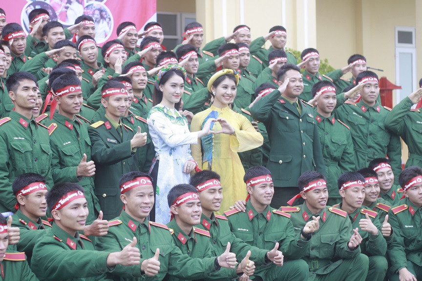 Áo lính hiến giọt máu hồng ảnh 3