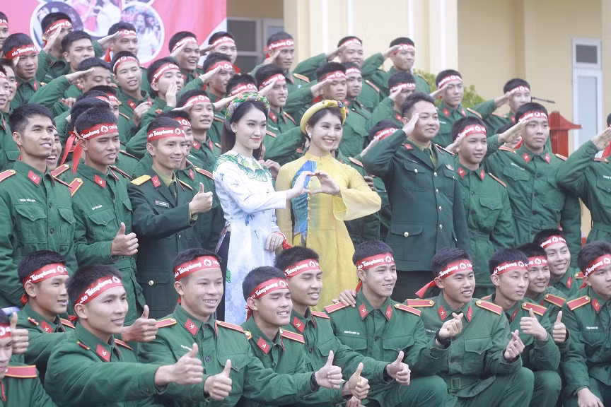 Áo lính hiến giọt máu hồng ảnh 3 Áo lính hiến giọt máu hồng ảnh 3