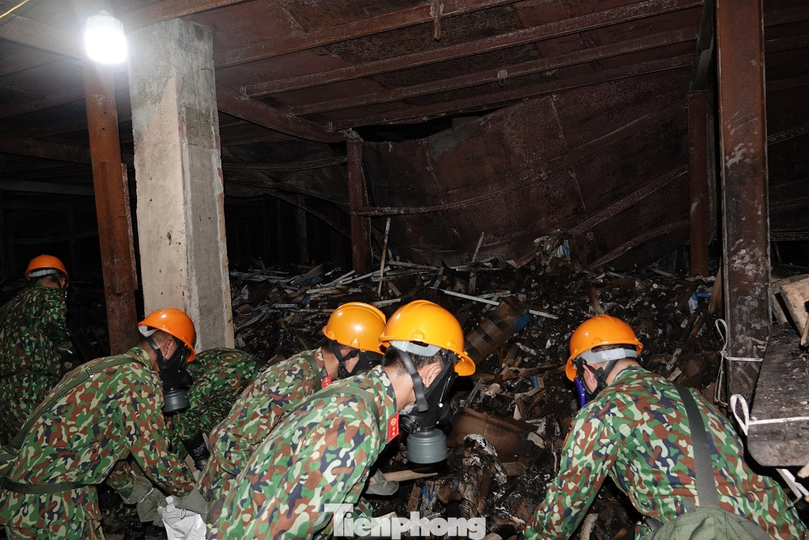 Bộ đội Hóa học rải gần 4 tấn hóa chất chống phát tán thủy ngân ở Rạng Đông ảnh 1