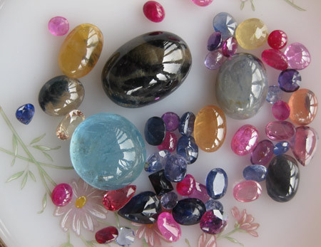 Những viên Ruby, Sapphire chất lượng cao sau khi chế tác.. Những viên Ruby, Sapphire chất lượng cao sau khi chế tác.