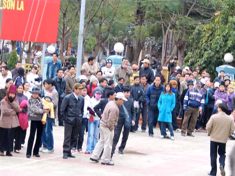 Rất đông người dân thị xã Sơn La và người nhà các bị cáo cũng đã đến theo dõi việc xét xử (Ảnh: Công Minh)
