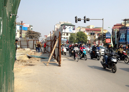 Dự kiến khoảng 1 tháng nữa hàng rào này được phá bỏ, người dân có thể đi lại trên trên tuyến đường 