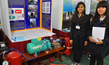 Mô hình sản phẩm Tái sử dụng năng lượng khí nén trong quá trình sản xuất kính dán an toàn của học sinh Trường THPT Chuyên Chu Văn An (quận Tây Hồ)