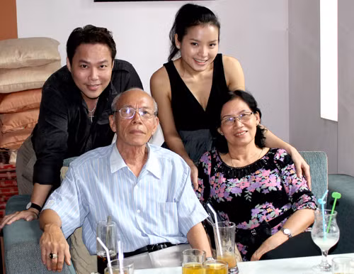 Phương Trinh cũng cho biết vướng phải rắc rối với ông bầu Hoàng Vũ