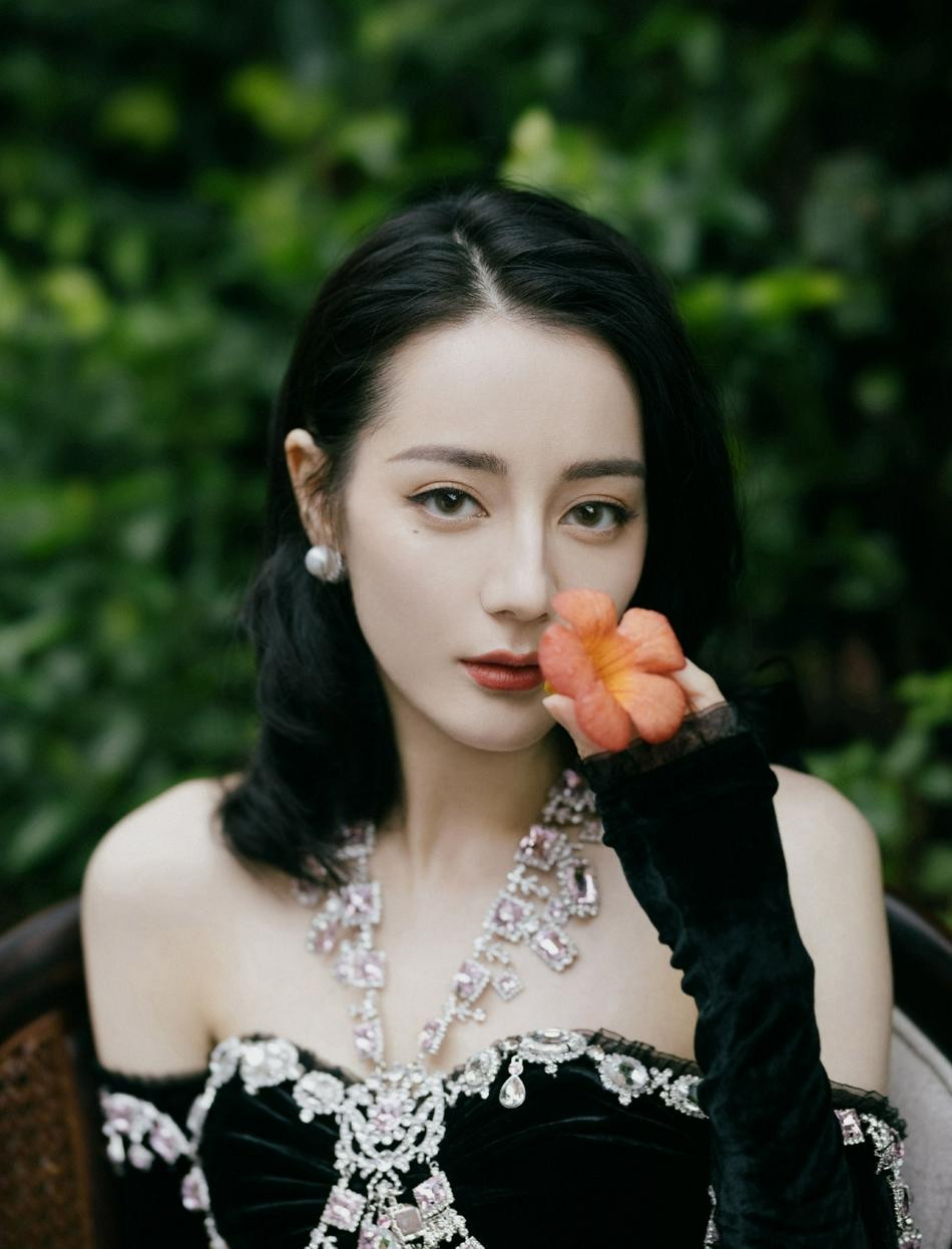 Gương mặt trang điểm tinh xảo đi cùng mái tóc đen ngang vai và bông tai ngọc trai cỡ lớn, tạo nên một tổng thể sang trọng, thanh lịch, quyến rũ pha chút cổ điển.