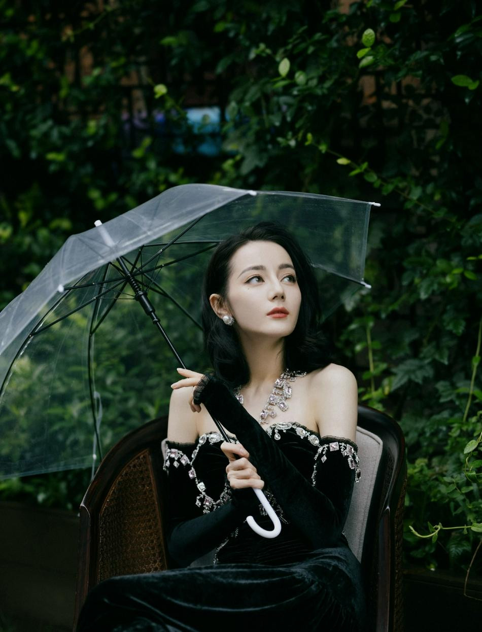 Tối 14/8 (7/7 Âm lịch), studio của Địch Lệ Nhiệt Ba tung bộ ảnh mừng Thất Tịch - Lễ Tình Nhân của Trung Quốc.