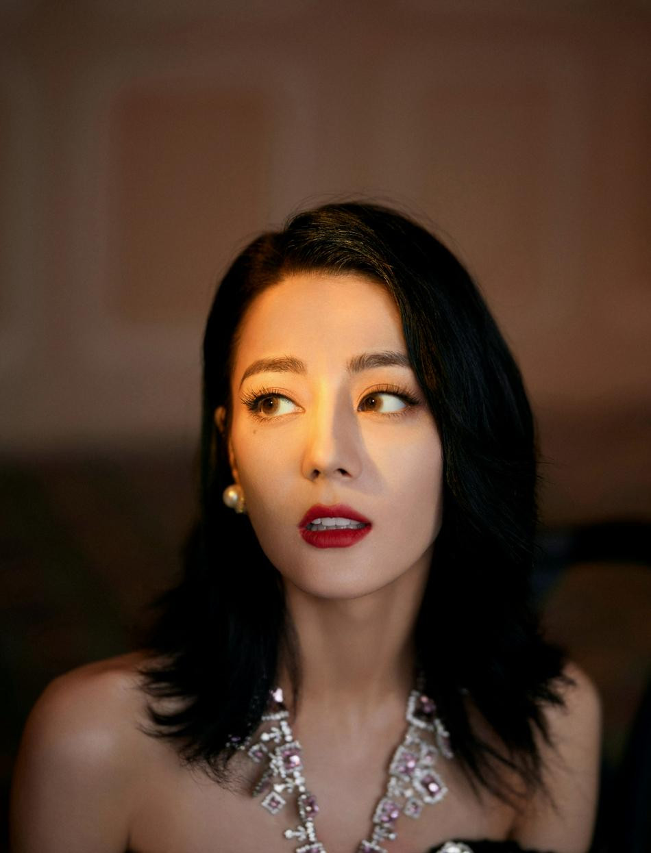 Dân mạng đánh giá, giảm cân giúp nàng "Phượng Cửu" lộ các đường nét sắc sảo, tinh tế hơn, nhưng phải có điểm dừng nếu không sẽ phản tác dụng, dễ trở nên hốc hác và thiếu sức sống.