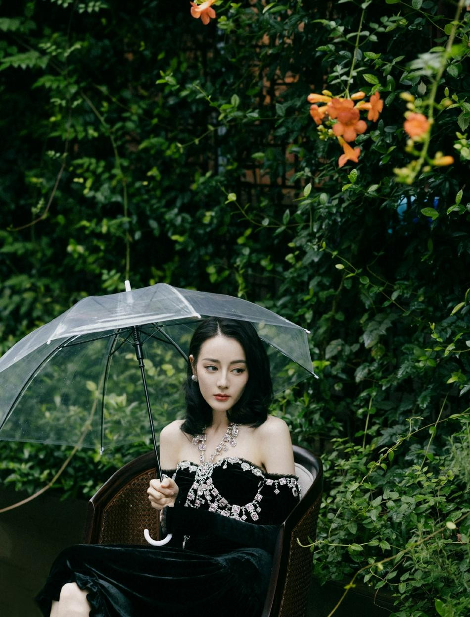 Trong bộ ảnh, Địch Lệ Nhiệt Ba xuất hiện trong đầm nhung đen trễ vai, với điểm nhấn là phần cổ, bao quanh vòng một và bắp tay đính đá, tôn lên bờ vai gầy nuột nà và làn da trắng "bật tông".