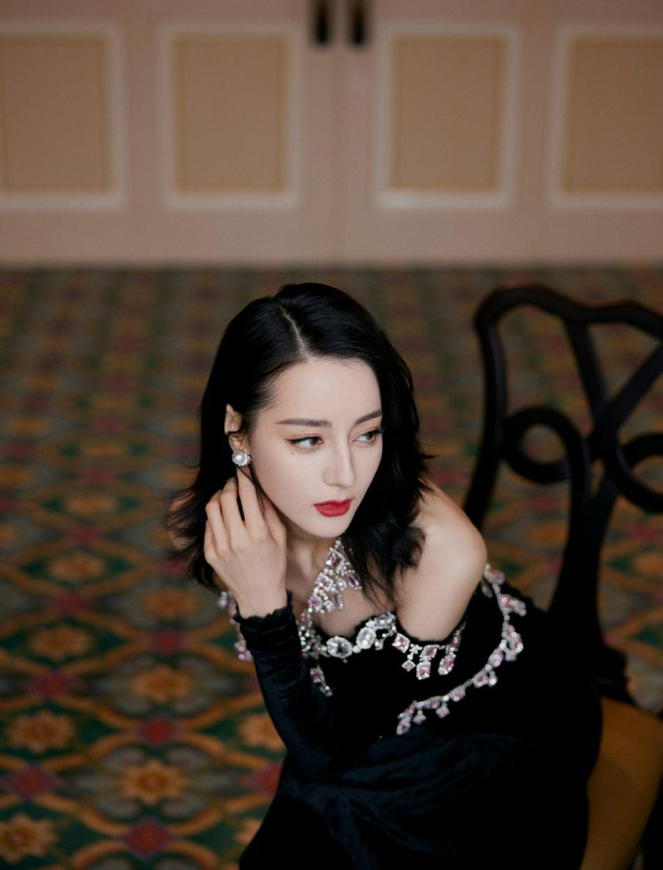 Bên cạnh đó, nhiều fan tỏ ra lo lắng vì thần tượng gầy đi thấy rõ.