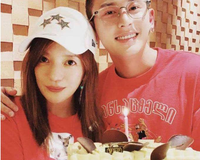 Triệu Vy bị tẩy chay vì bê bối của Trương Triết Hạn. Triệu Vy bị tẩy chay vì bê bối của Trương Triết Hạn.