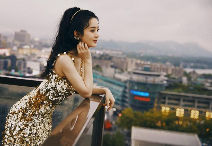 Dân mạng hết lời khen ngợi cho nhan sắc ngọt ngào, "hack tuổi" của Triệu Lệ Dĩnh. Không ít người nhận xét, cô giống nàng công chúa bước ra từ truyện cổ tích.