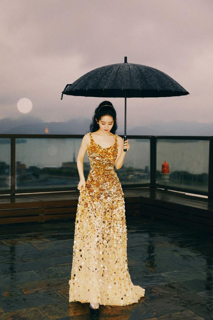 Dự kiến thời gian sắp tới Triệu Lệ Dĩnh tích cực hơn với công việc. Gần nhất, cô sẽ xuất hiện trong chương trình "Nhà hàng Trung Hoa" mùa 5 với tư cách khách mời.