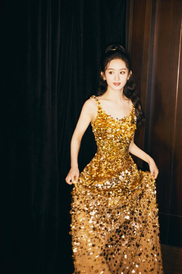 Bộ cánh tôn được làn da trắng mịn nõn nà, cùng thân hình mảnh mai của nàng "Tiểu Cốt", đặc biệt là vòng eo nhỏ nhắn, tinh tế. Người đẹp như tỏa sáng giữa bóng đêm.