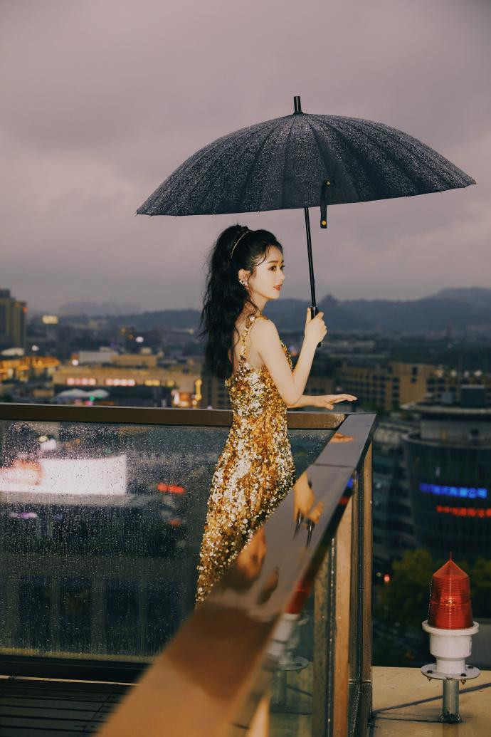 Trang giải trí Sina vừa chia sẻ bộ ảnh mới của Triệu Lệ Dĩnh. Trong bộ ảnh, người đẹp cầm ô tạo dáng dưới mưa đầy chất thơ.