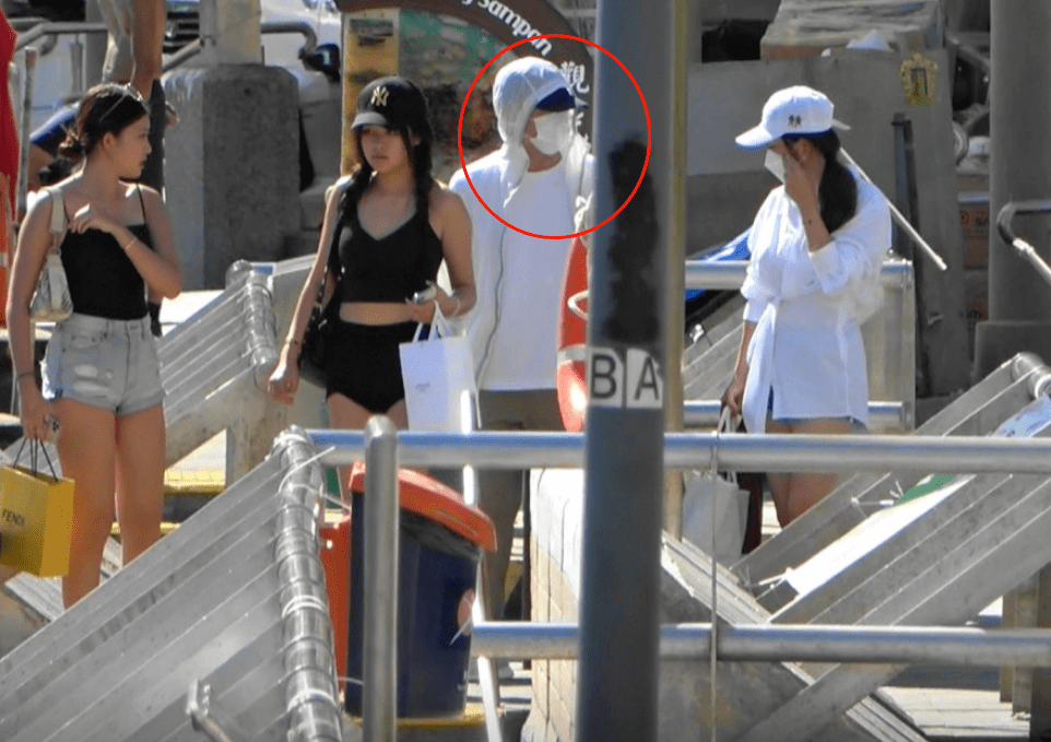 Châu Tinh Trì ngụy trang cẩn thận khi đi chơi biển cùng người đẹp 17 tuổi. Châu Tinh Trì ngụy trang cẩn thận khi đi chơi biển cùng người đẹp 17 tuổi.